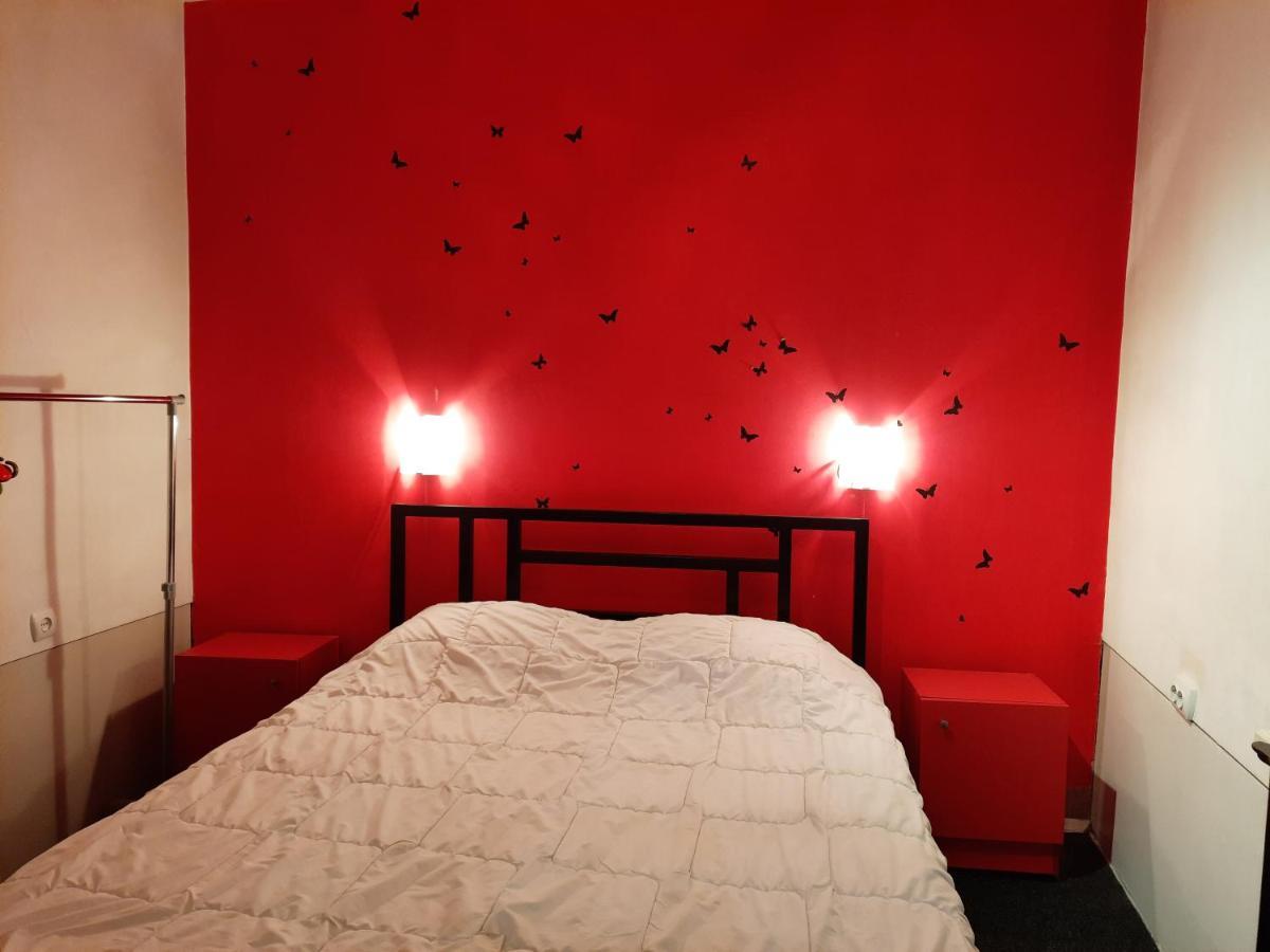 Midnight Cats' Apartment In Rynok Square Світло Є Завжди! 利沃夫 外观 照片