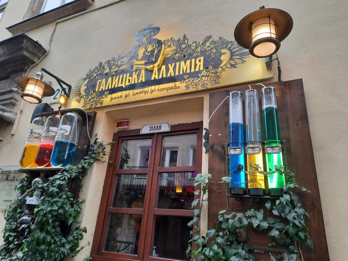 Midnight Cats' Apartment In Rynok Square Світло Є Завжди! 利沃夫 外观 照片